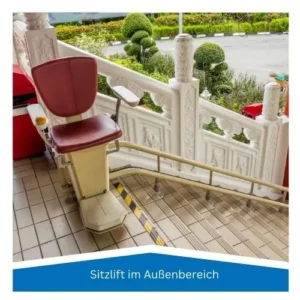Roter Sitzlift an einer Außentreppe mit weißem Geländer vor einem Hauseingang
